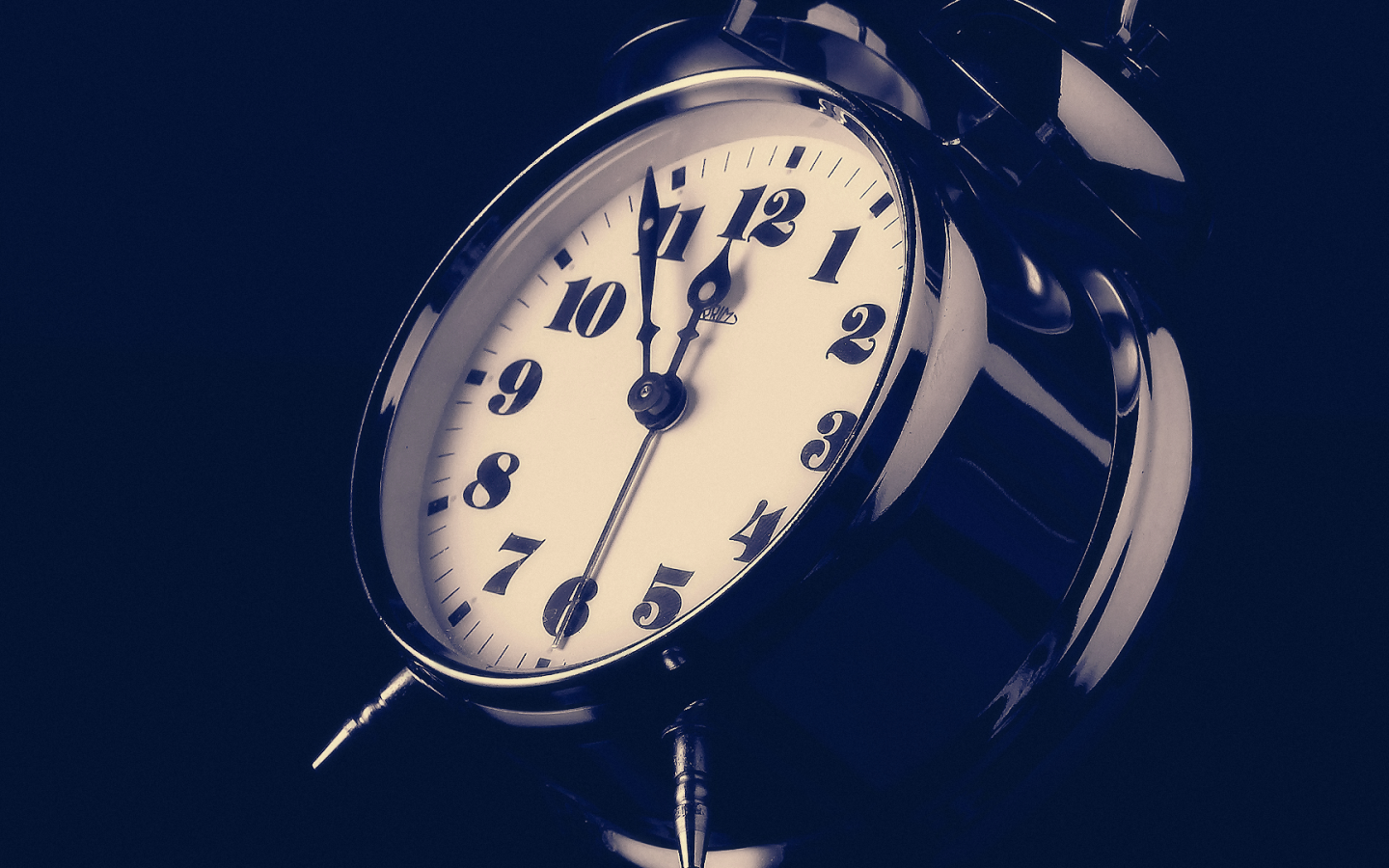 Черный металлический будильник 