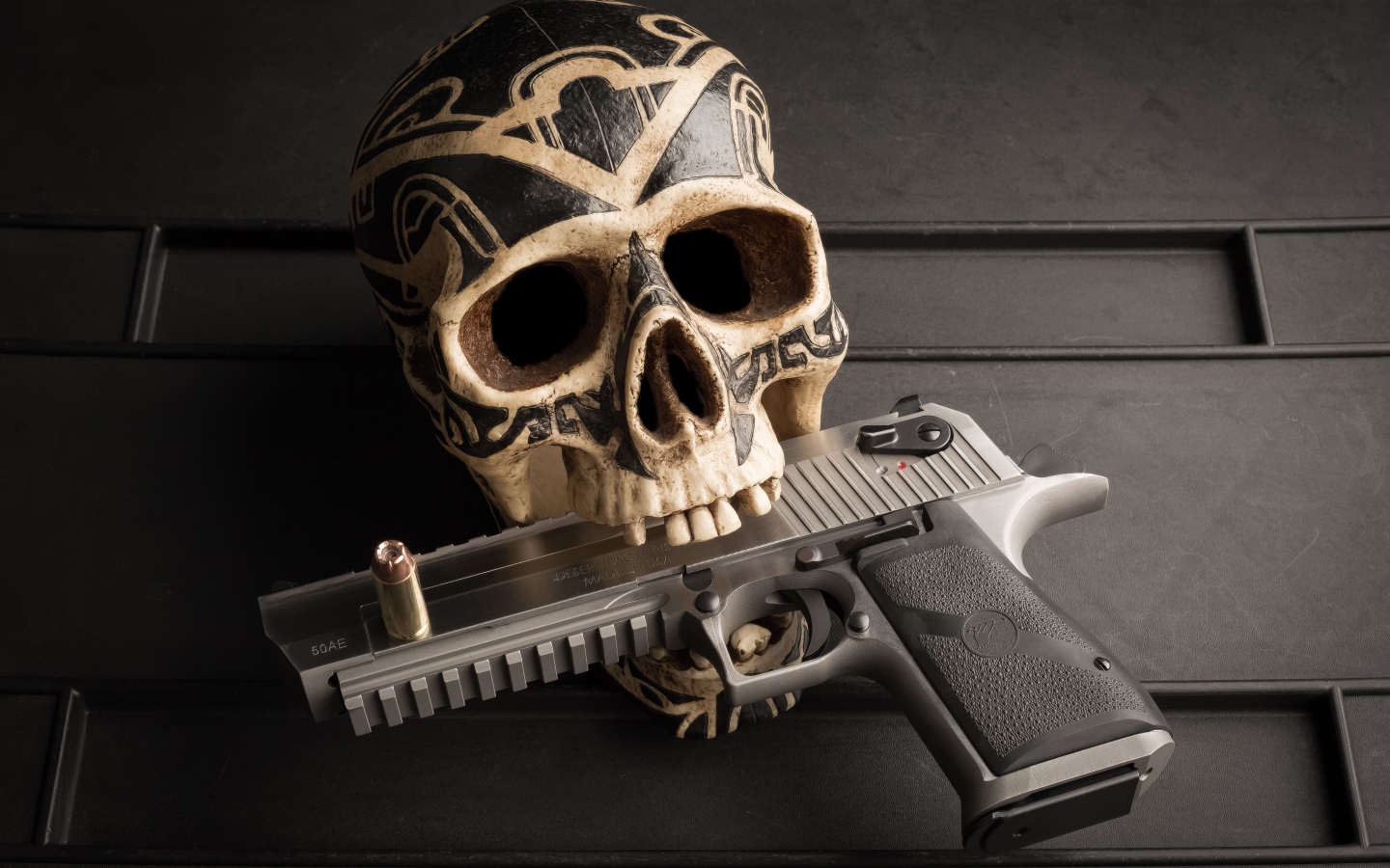 Разрисованный череп с пистолетом в зубах