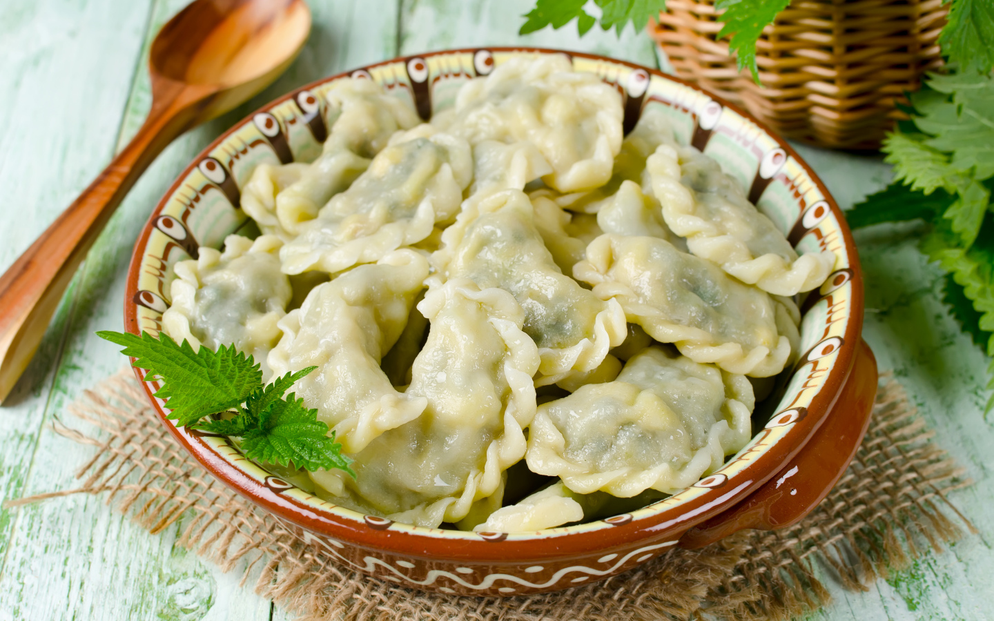 Аппетитные вареники на тарелке с ложкой 