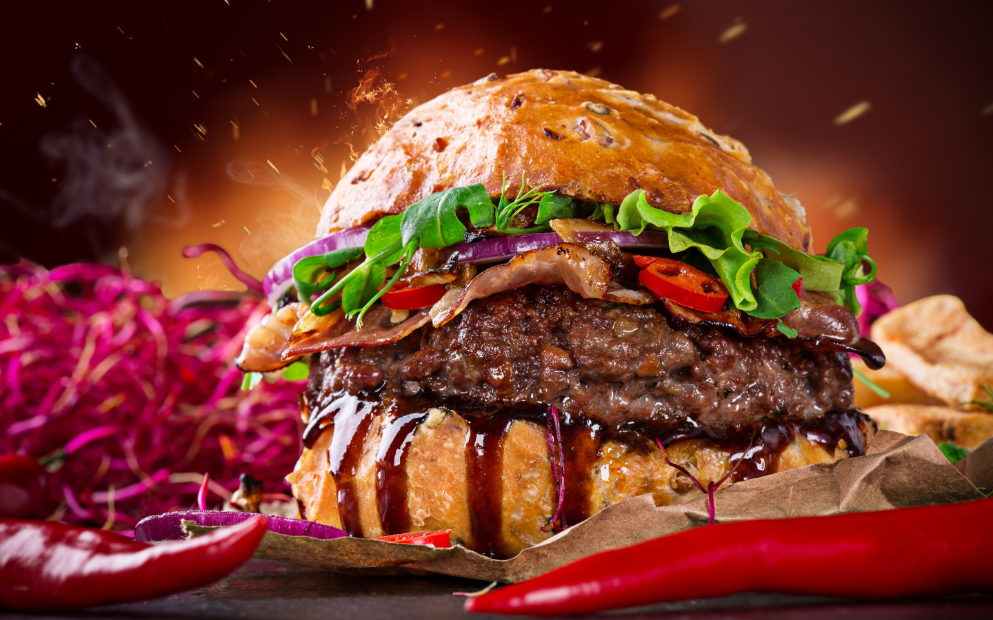 Аппетитный гамбургер с зеленью и острым перцем 