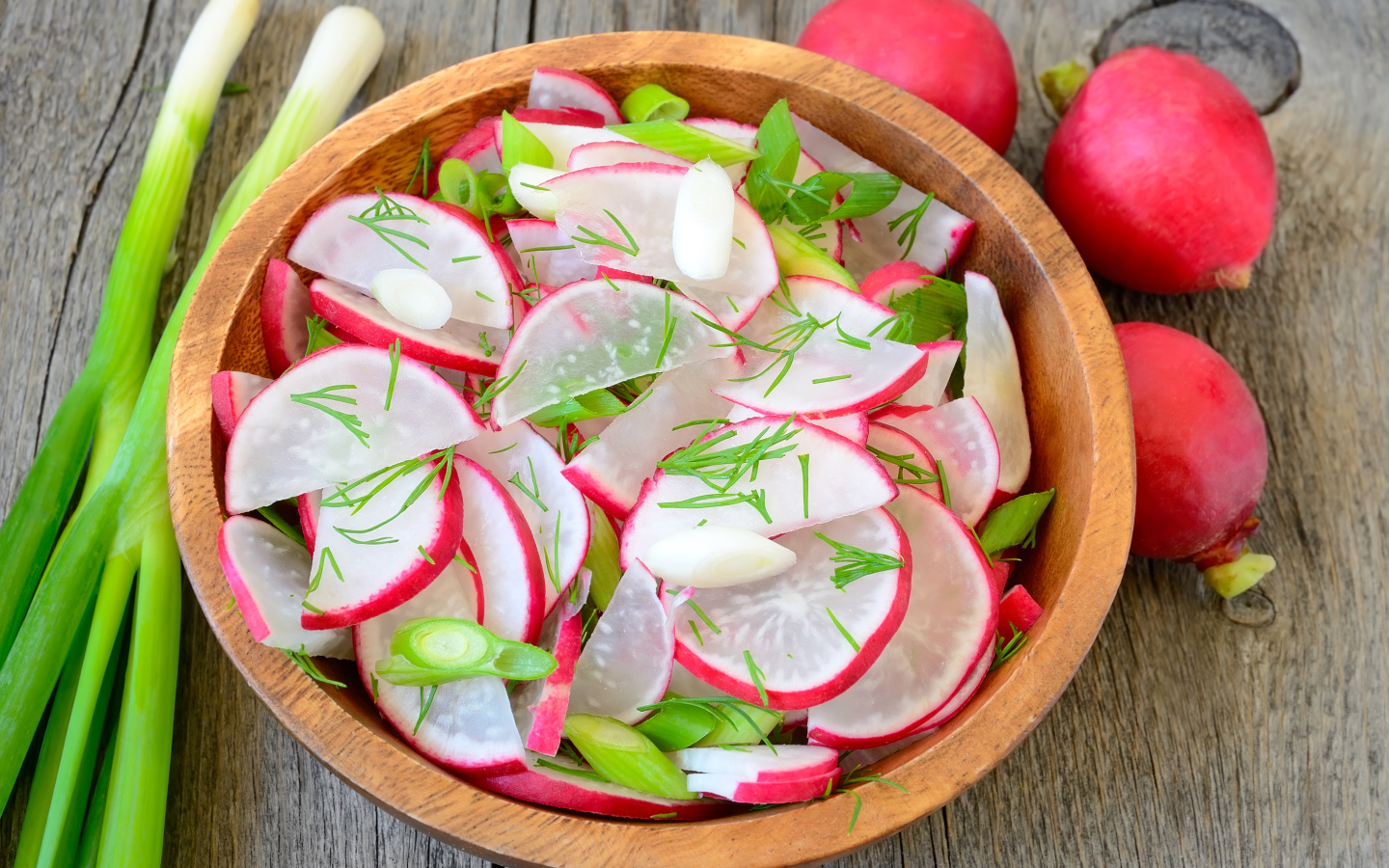 Аппетитный салат со свежего редиса с зеленым луком