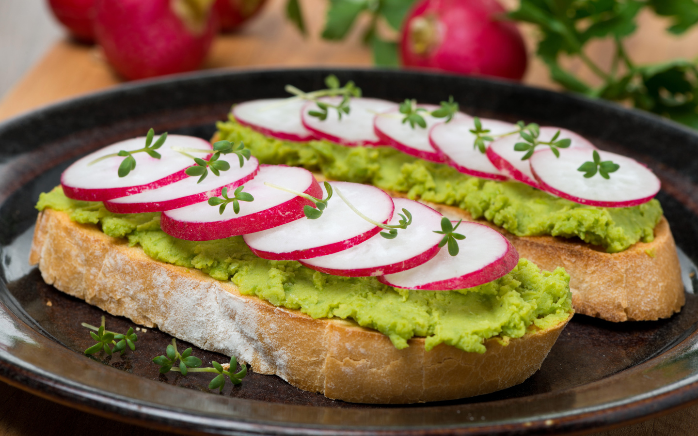 Аппетитный бутерброд с редисом