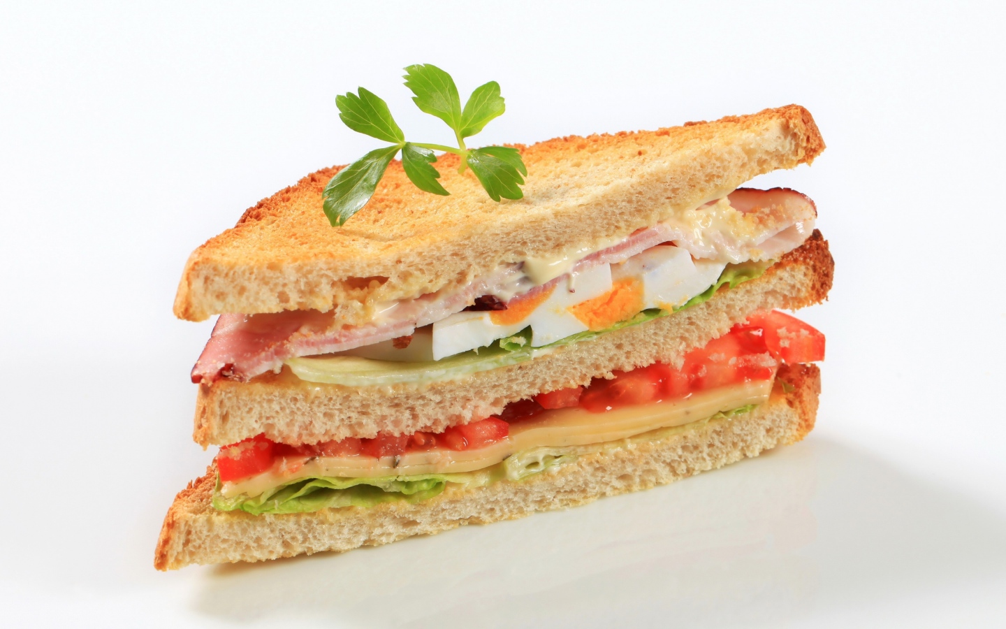 Аппетитный сэндвич с овощами на белом фоне