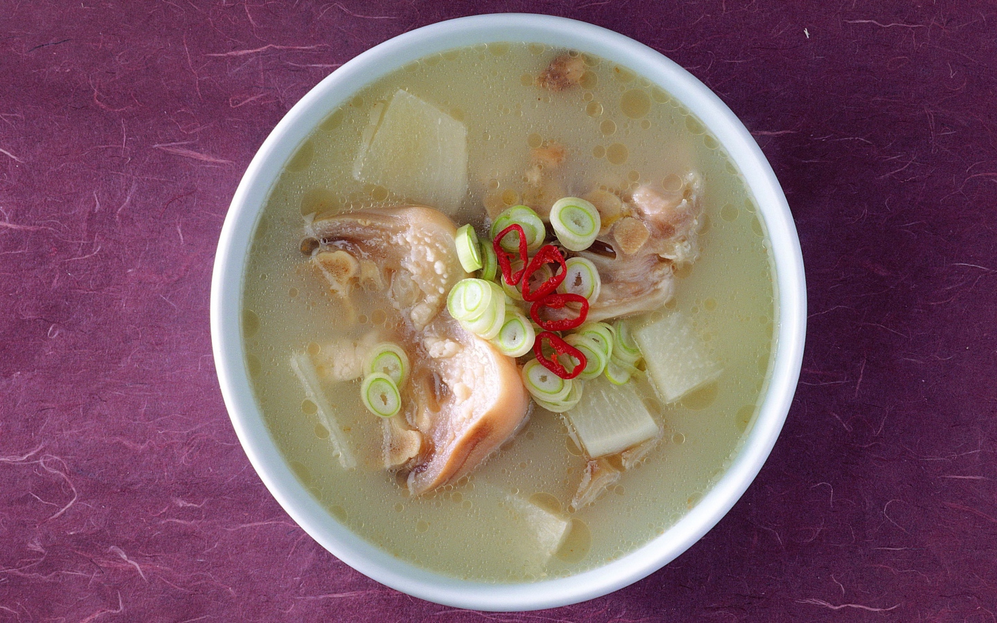 Аппетитный суп с морепродуктами и зеленым луком вид сверху