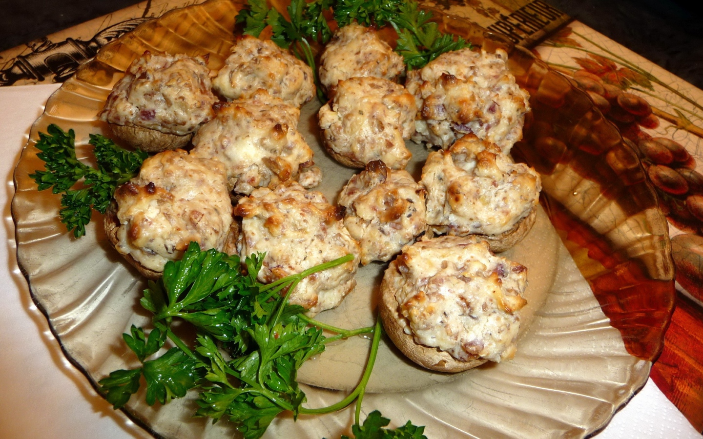 Шампиньоны фаршированные мясом с зеленью петрушки