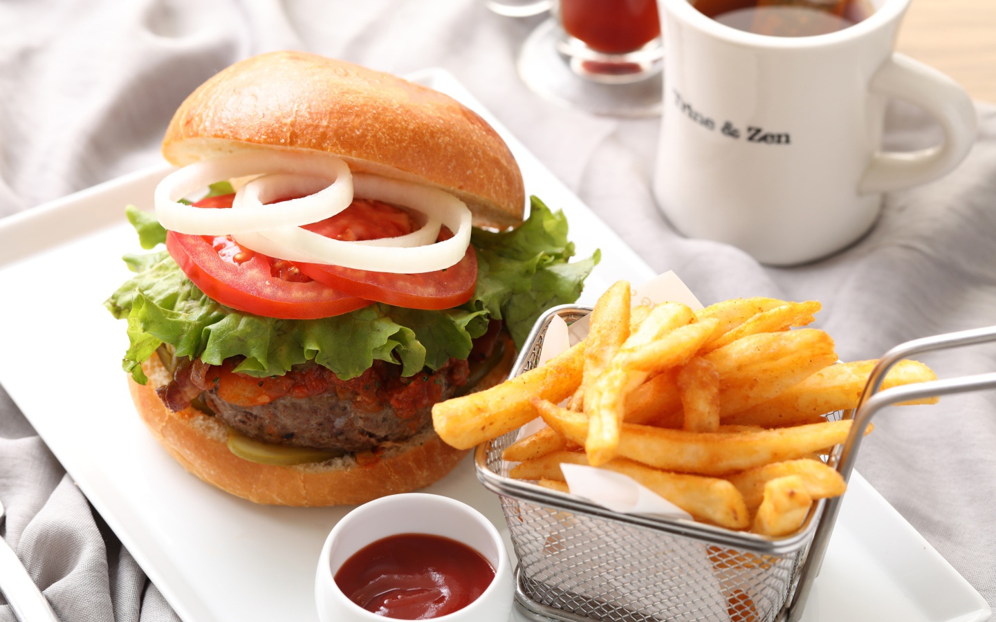 Гамбургер с картошкой фри и соусом 