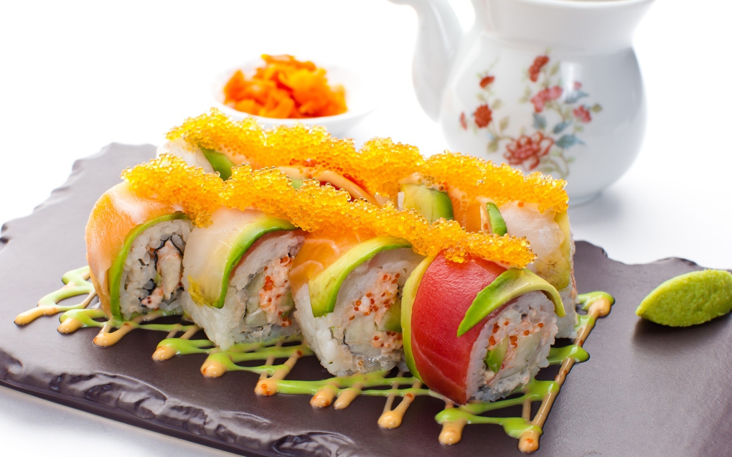 Японские роллы с икрой и авокадо 