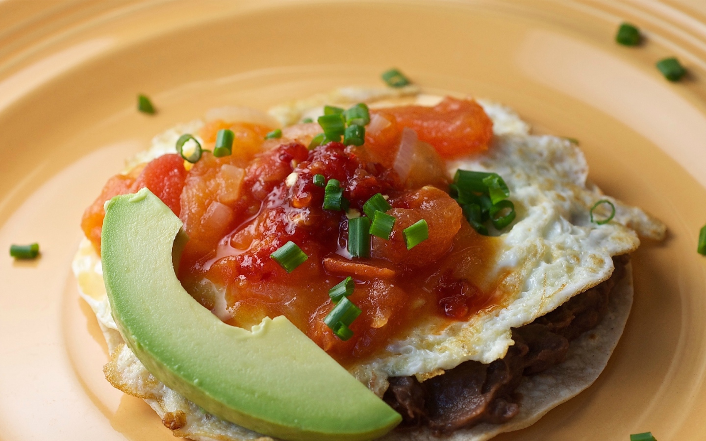 Омлет с соусом, кусочком авокадо на завтрак