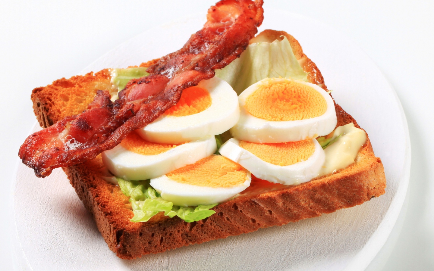 Бутерброд  с жареным беконом и вареными яйцами