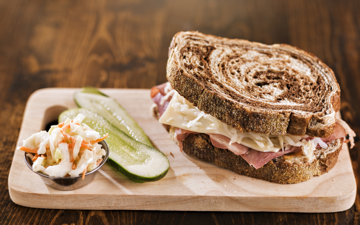 Сэндвич с овощами на разделочной доске 