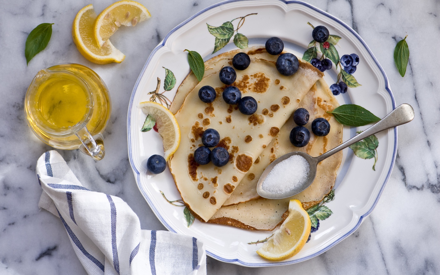 Тонкие блинчики с черникой, лимоном и медом