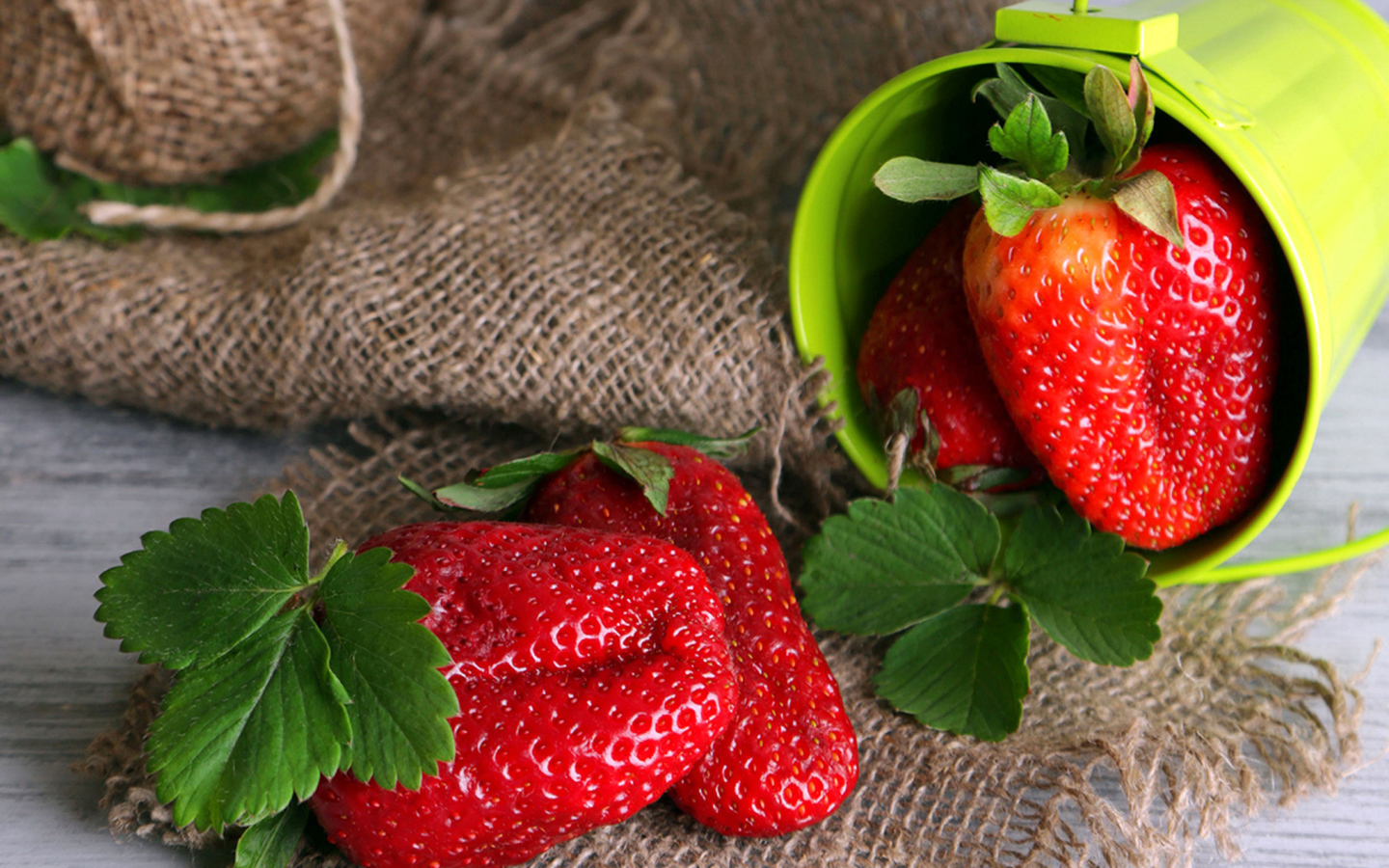 Крупная спелая красная клубника на столе