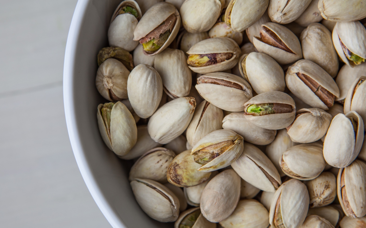 Фисташки на столе крупным планом