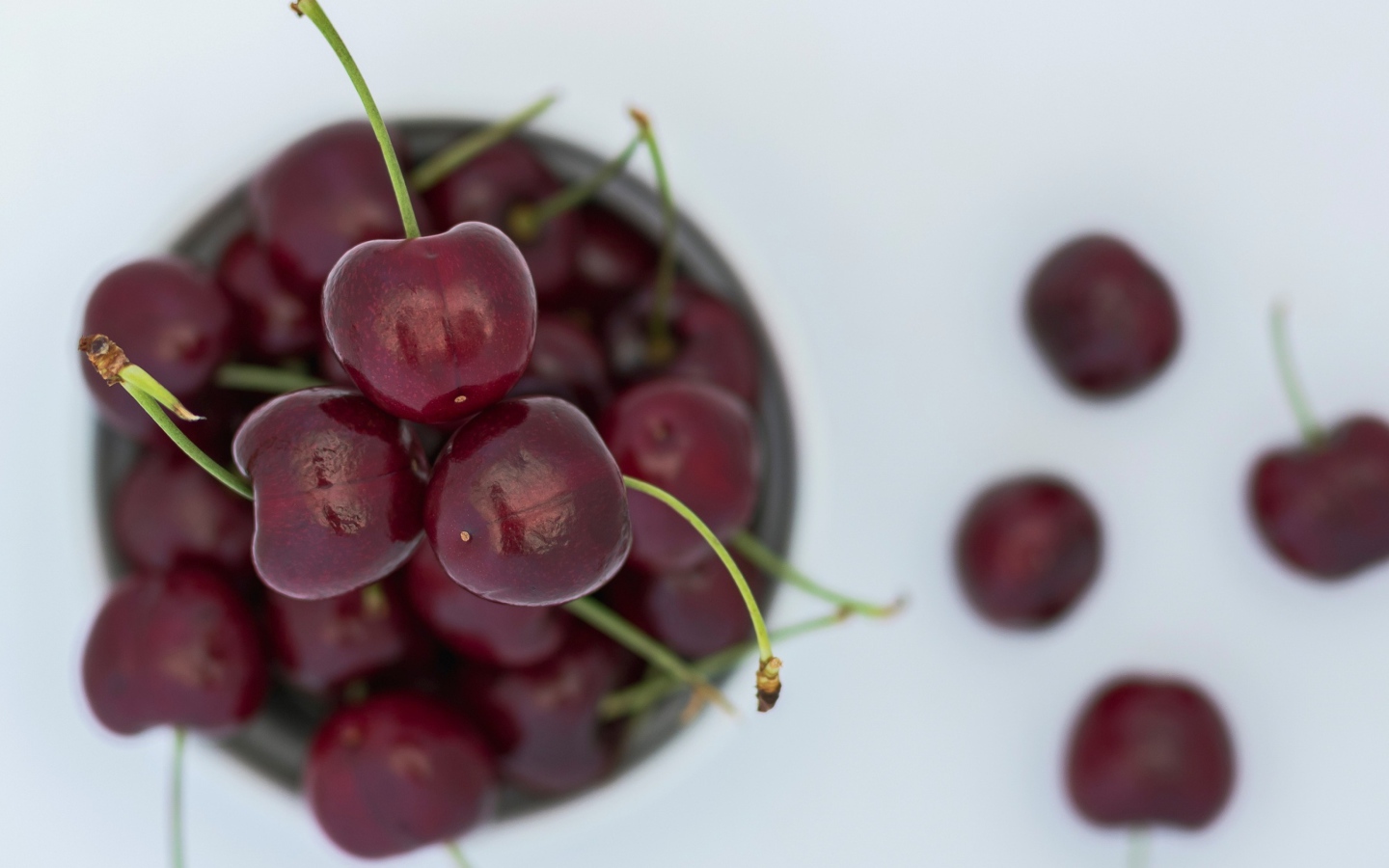 Спелые красные черешни лежат на столе
