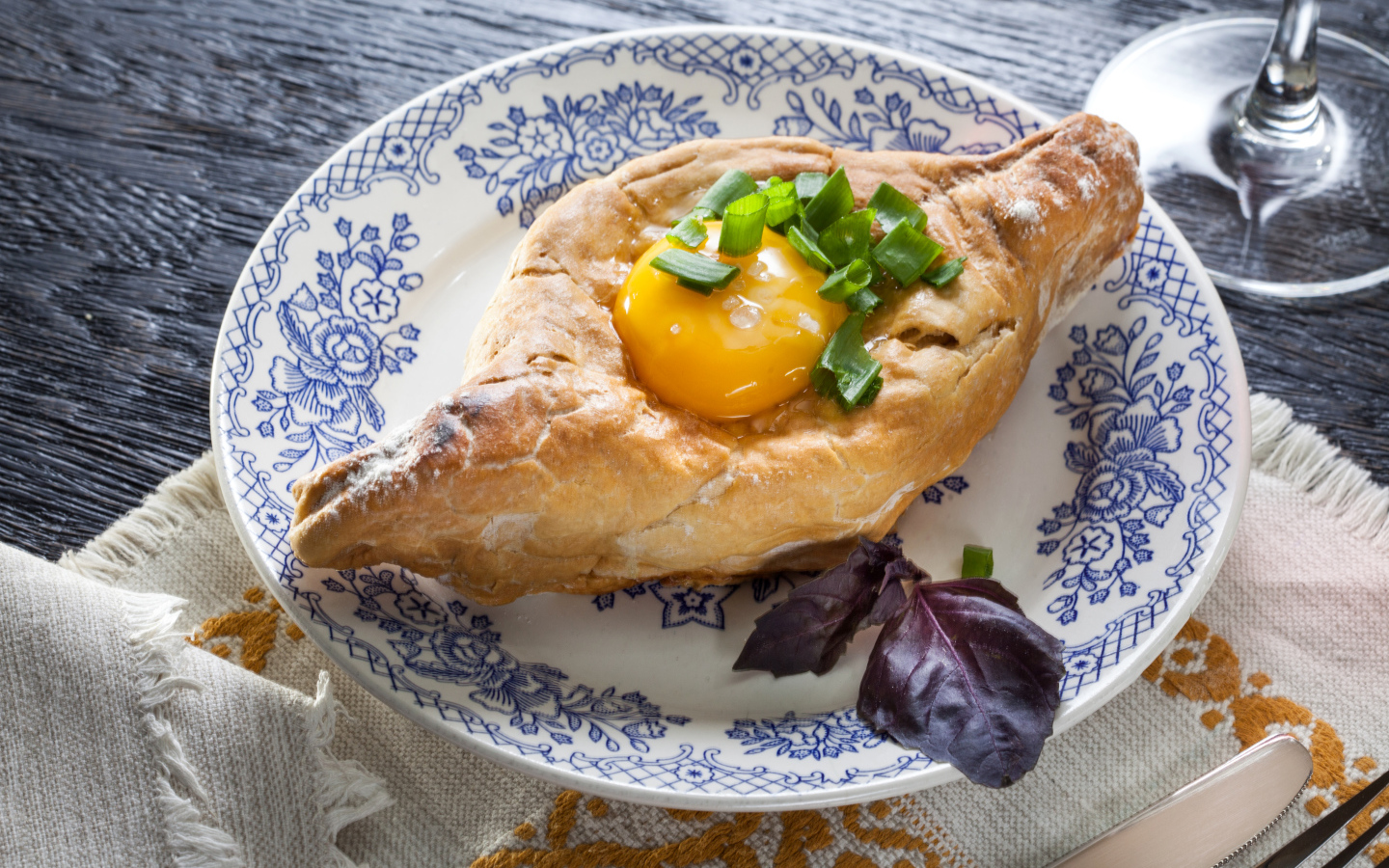 Свежевыпеченный хачапури с яичным желтком 