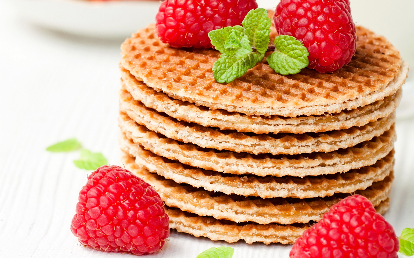 Сладкие вафли со свежей малиной