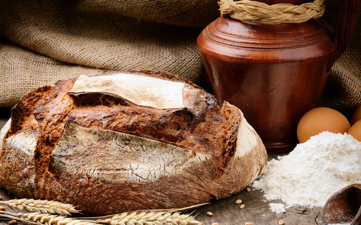 Пшеничный свежий хлеб с мукой и яйцами