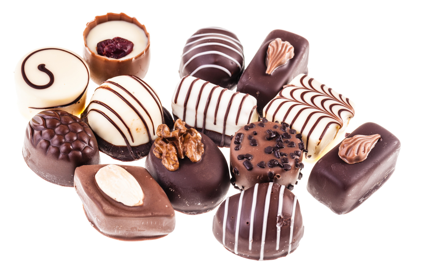 Аппетитные конфеты ассорти на белом фоне