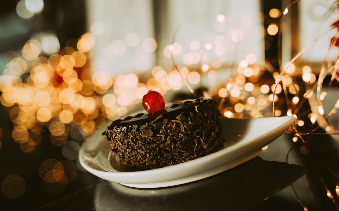 Аппетитное пирожное с шоколадом и вишней