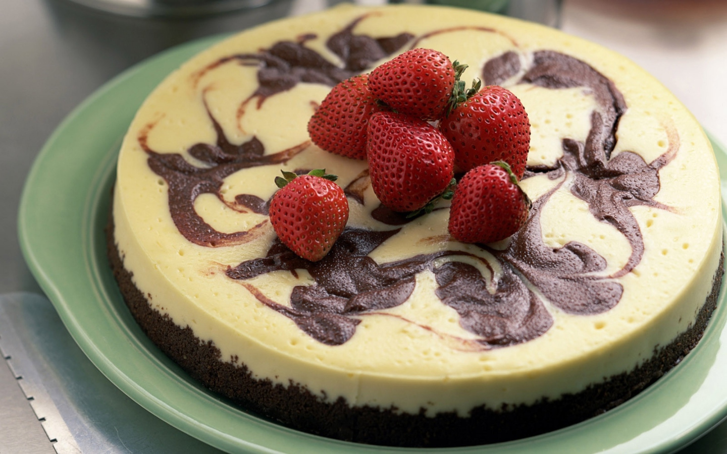 Аппетитный торт со свежими ягодами клубники