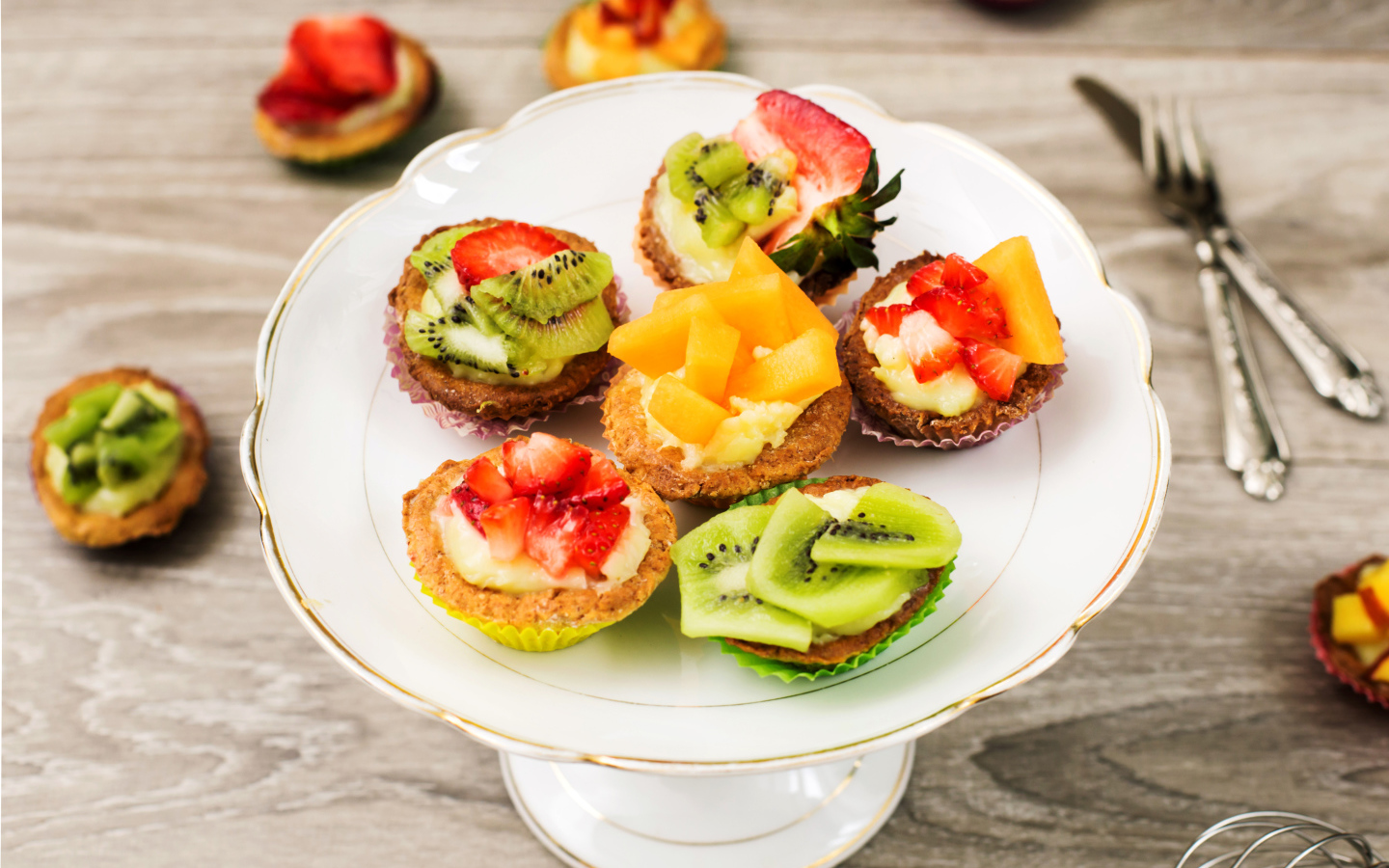 Аппетитные пирожные с фруктами