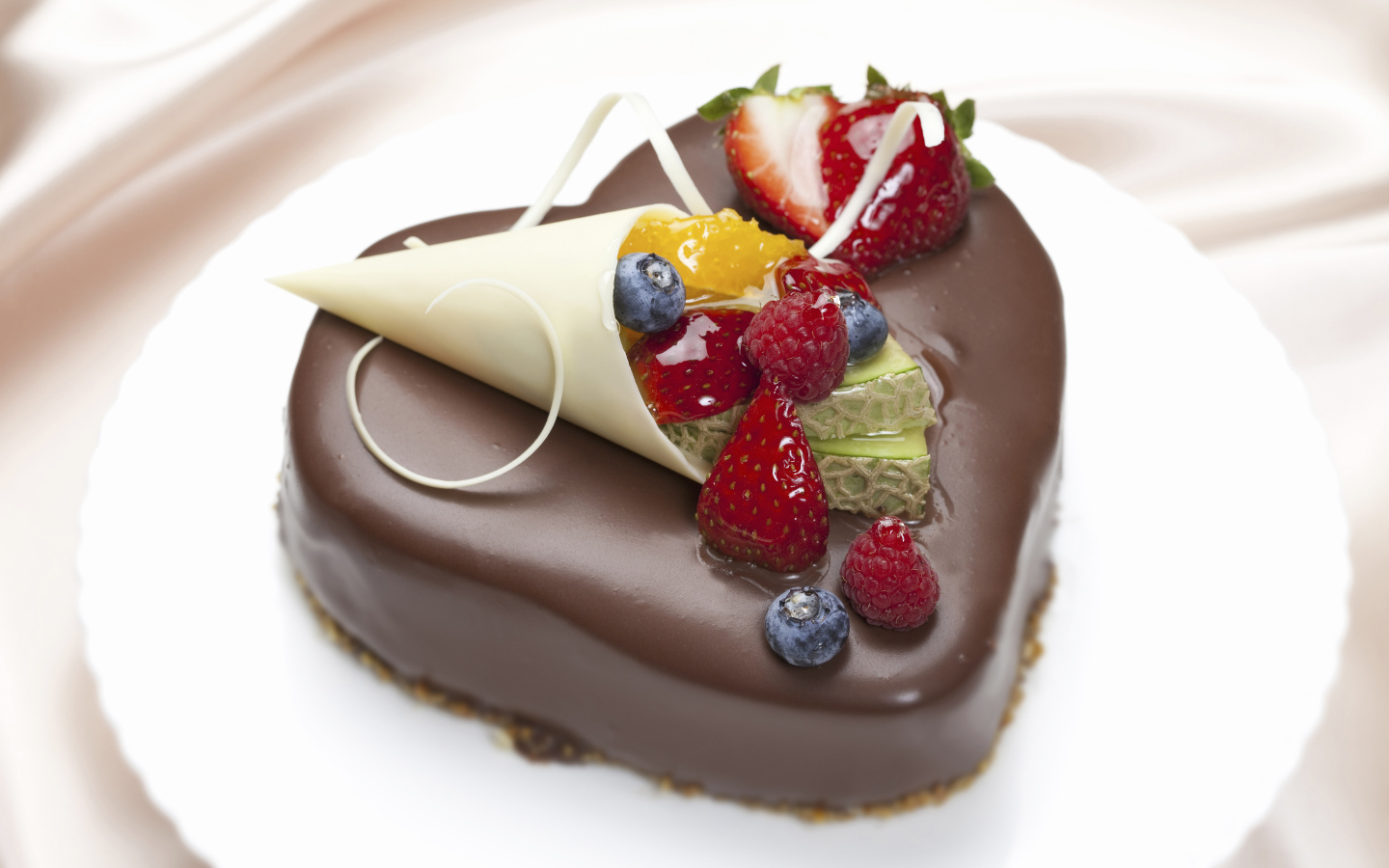 Аппетитный торт в шоколаде с ягодами в форме сердца