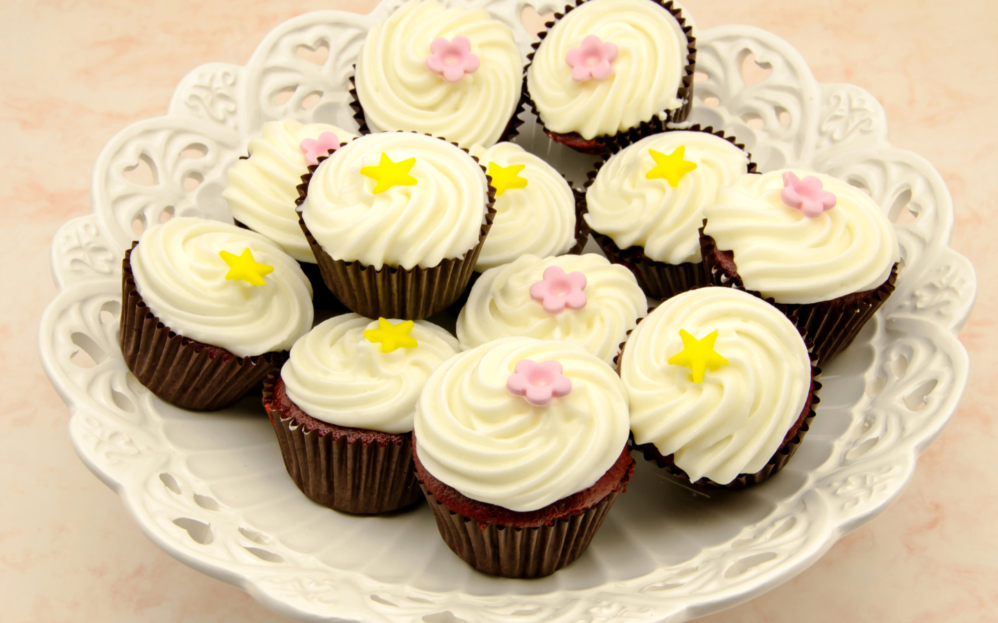 Аппетитные шоколадные капкейки с ванильным кремом