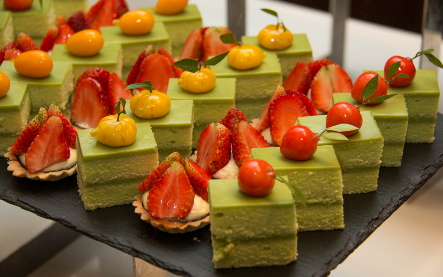 Аппетитные сладкие пирожные с вишней и клубникой