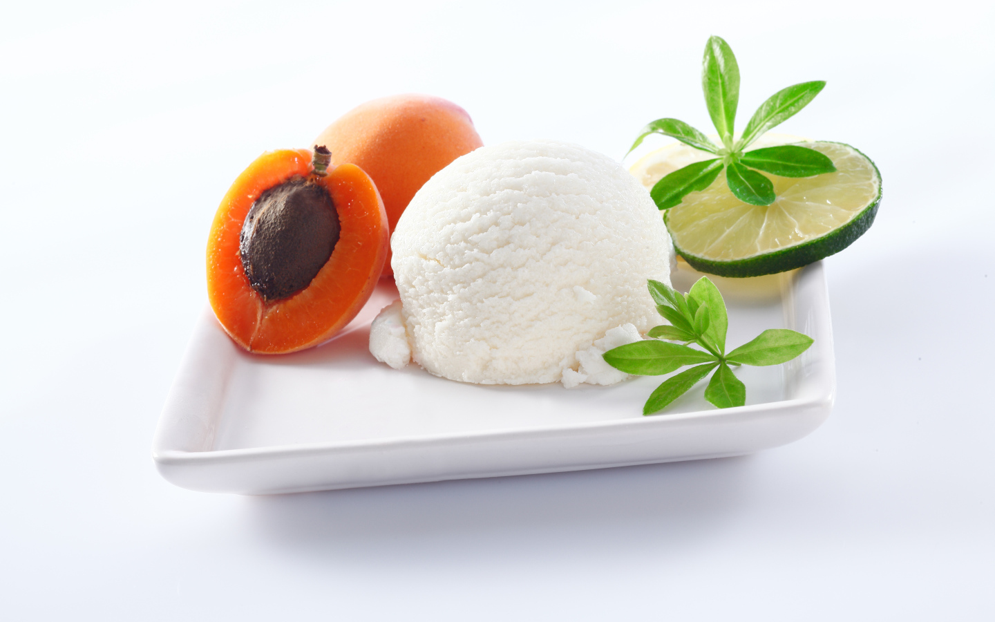 Шарик сливочного мороженого с абрикосами и лаймом