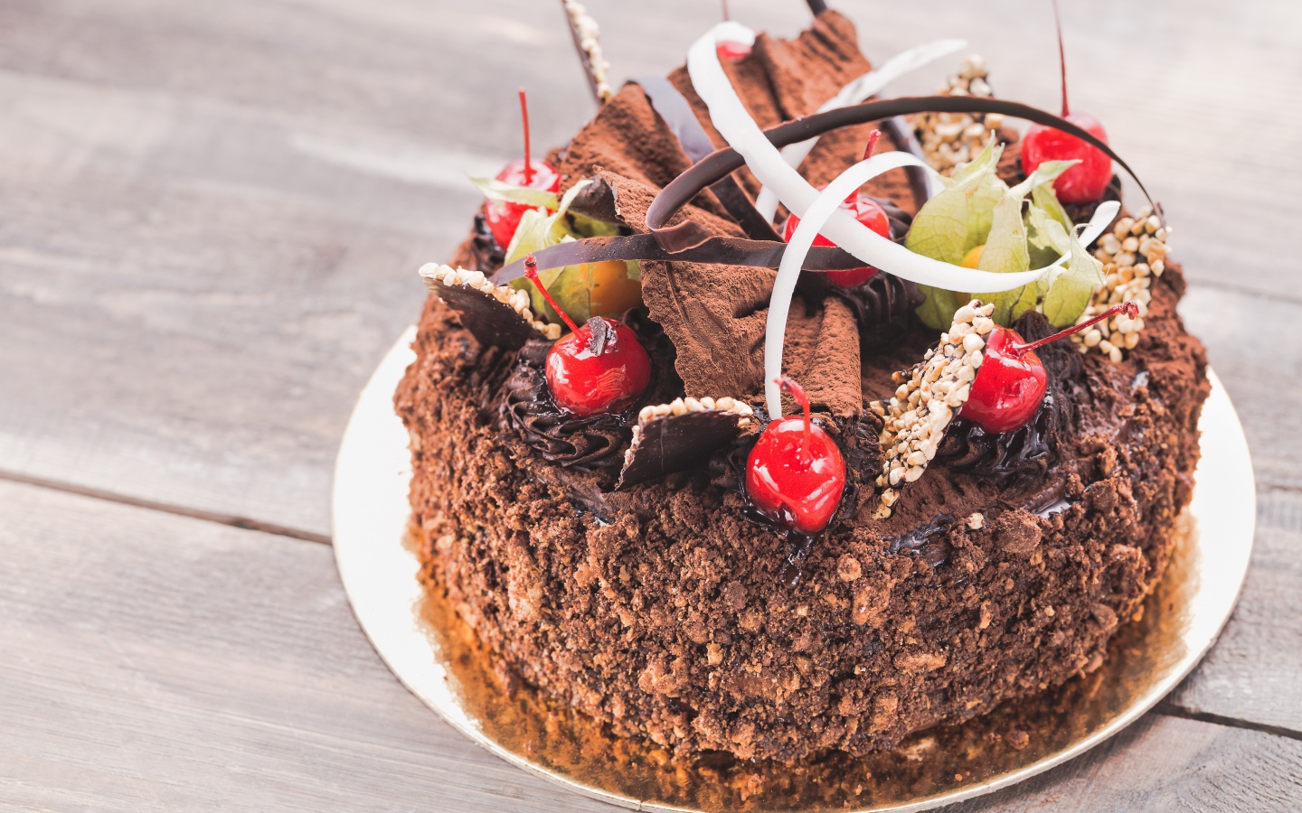 Торт с шоколадом и ягодами вишни к празднику