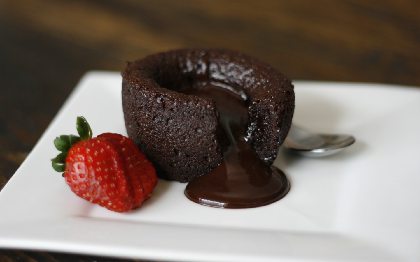 Пирожное с шоколадом и свежей клубникой