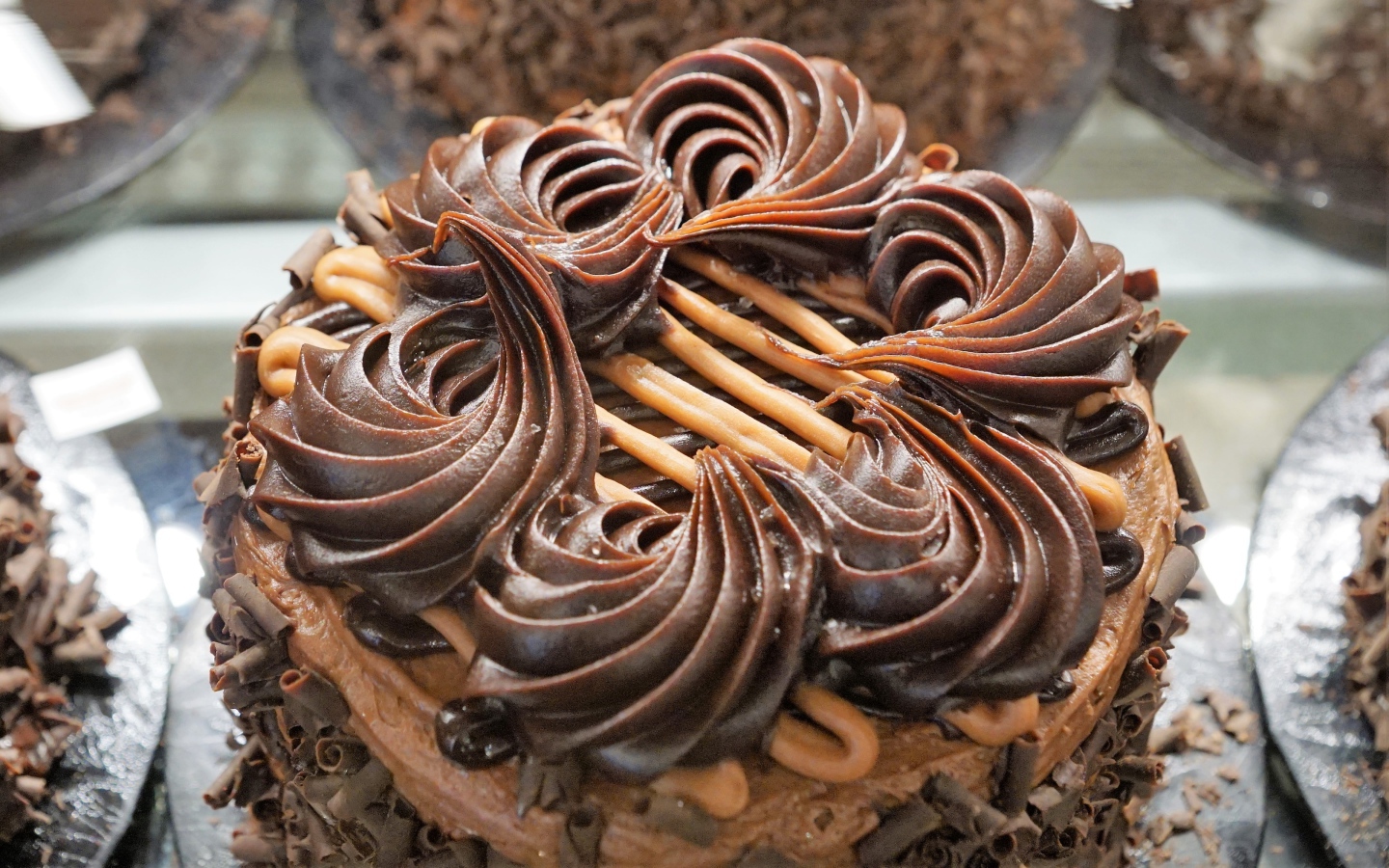 Пирожное с шоколадным кремом и стружкой