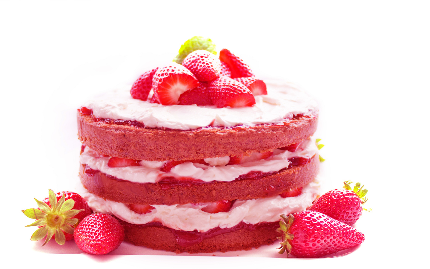 Пирожное с кремом и свежей клубникой 