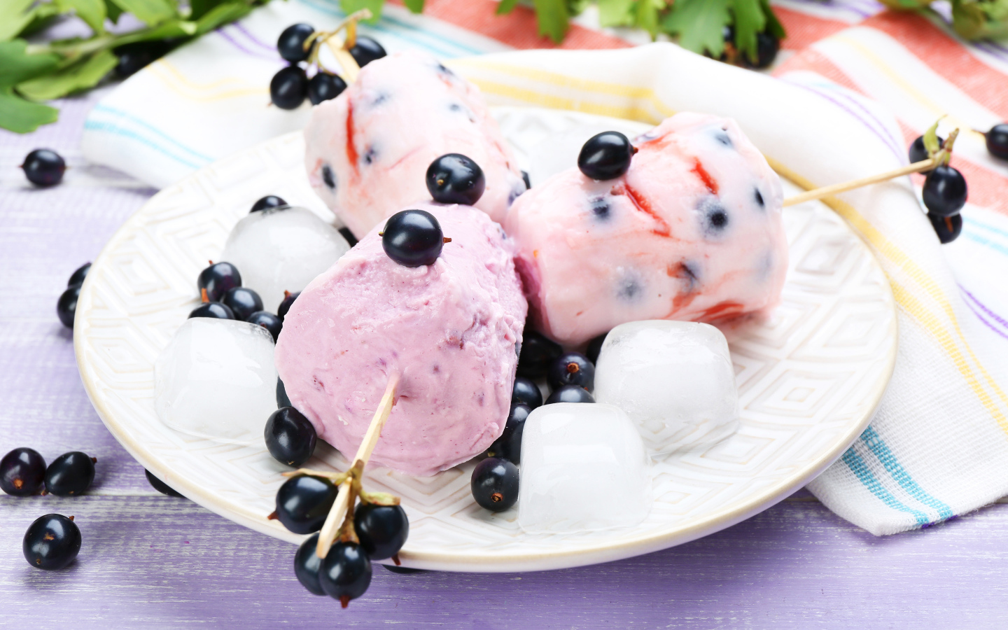 Фруктовое мороженое с ягодами черной смородины