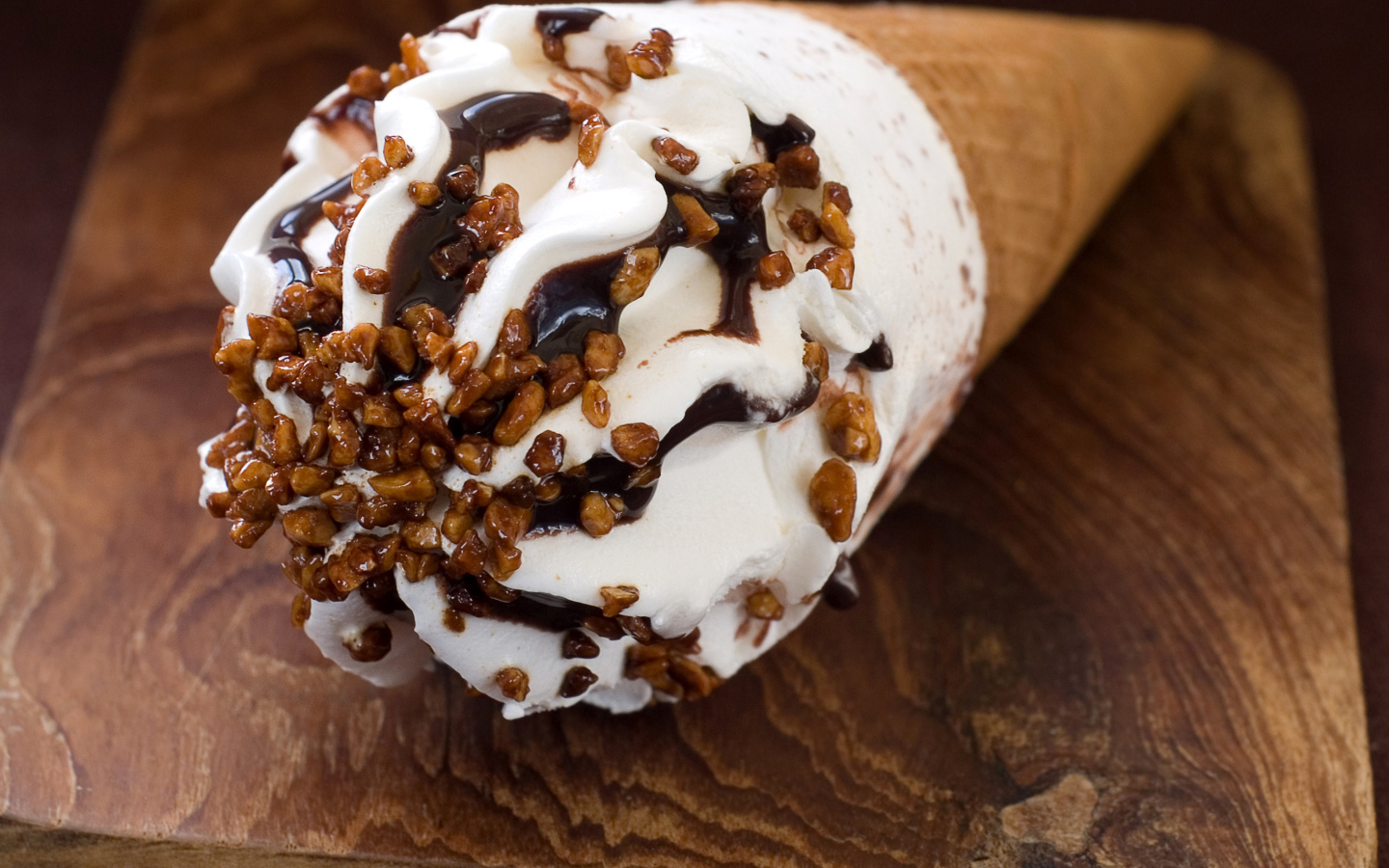 Мороженое рожок с шоколадом на разделочной доске