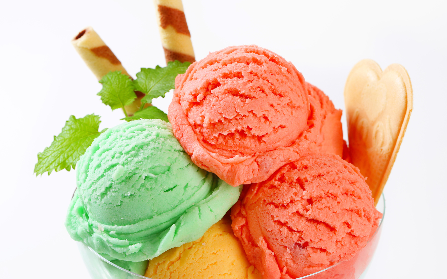 Разноцветное мороженое с печеньем 