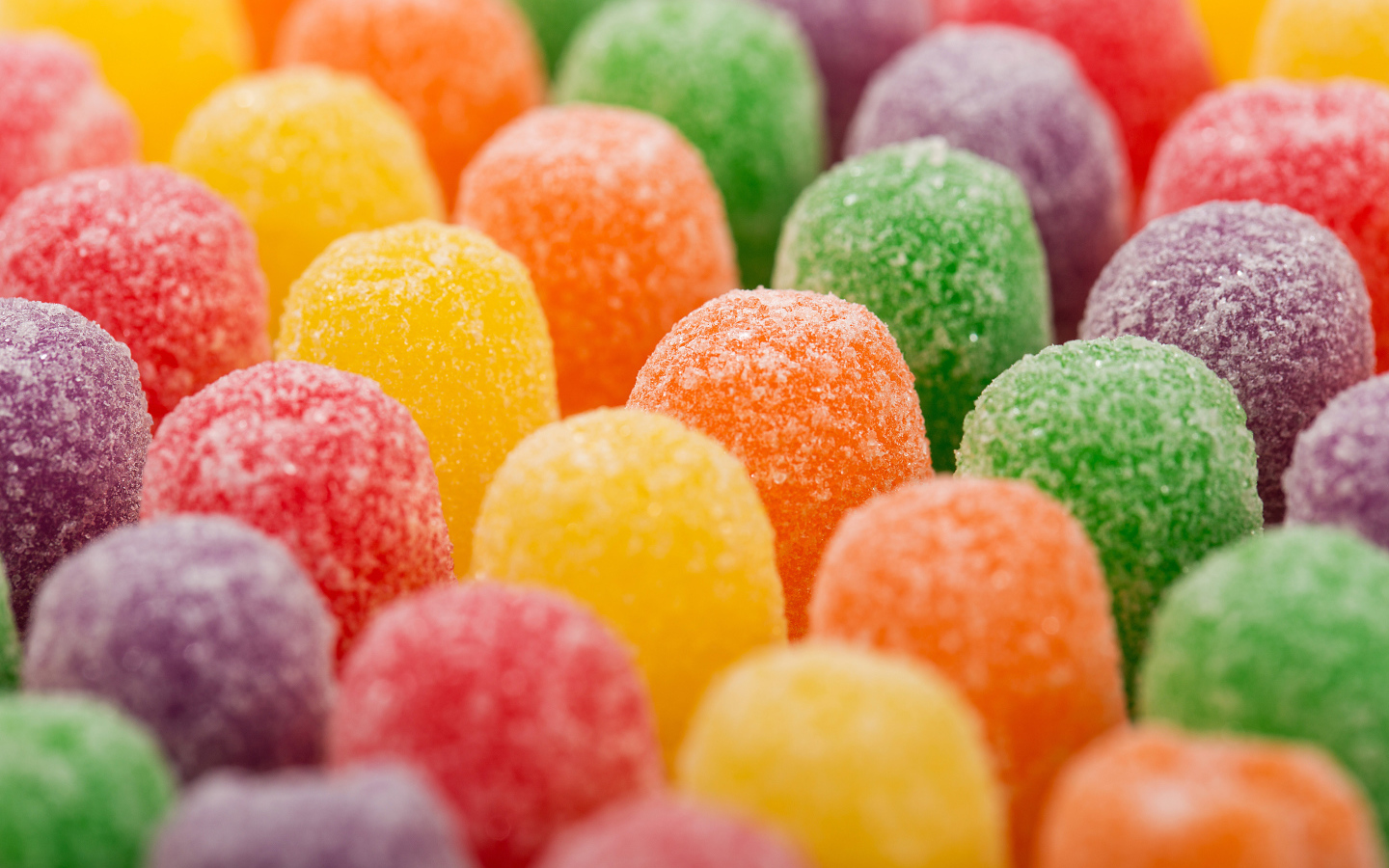 Разноцветные мармеладные конфеты в сахаре 