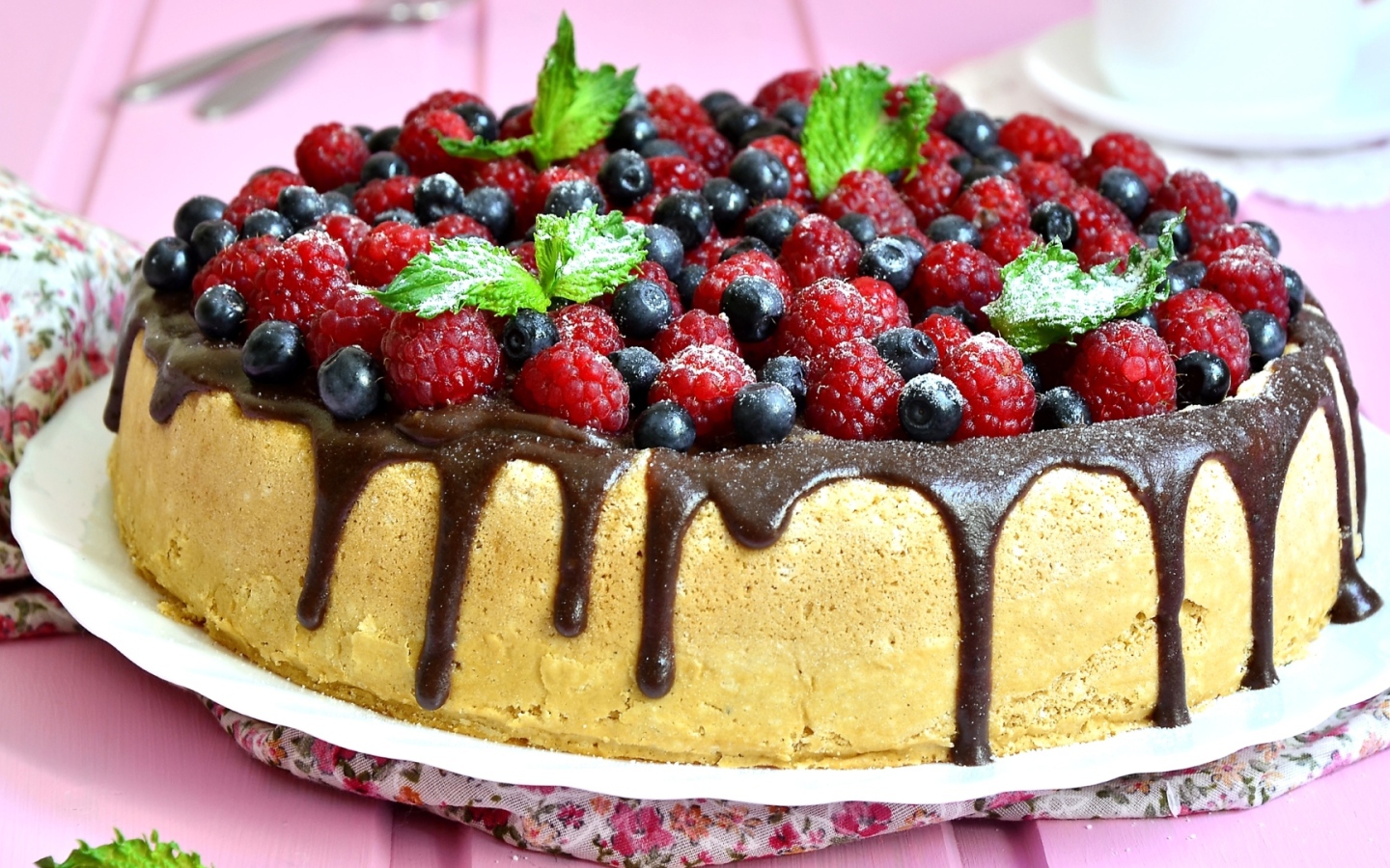 Пирог с шоколадом и свежими ягодами малины и черники 
