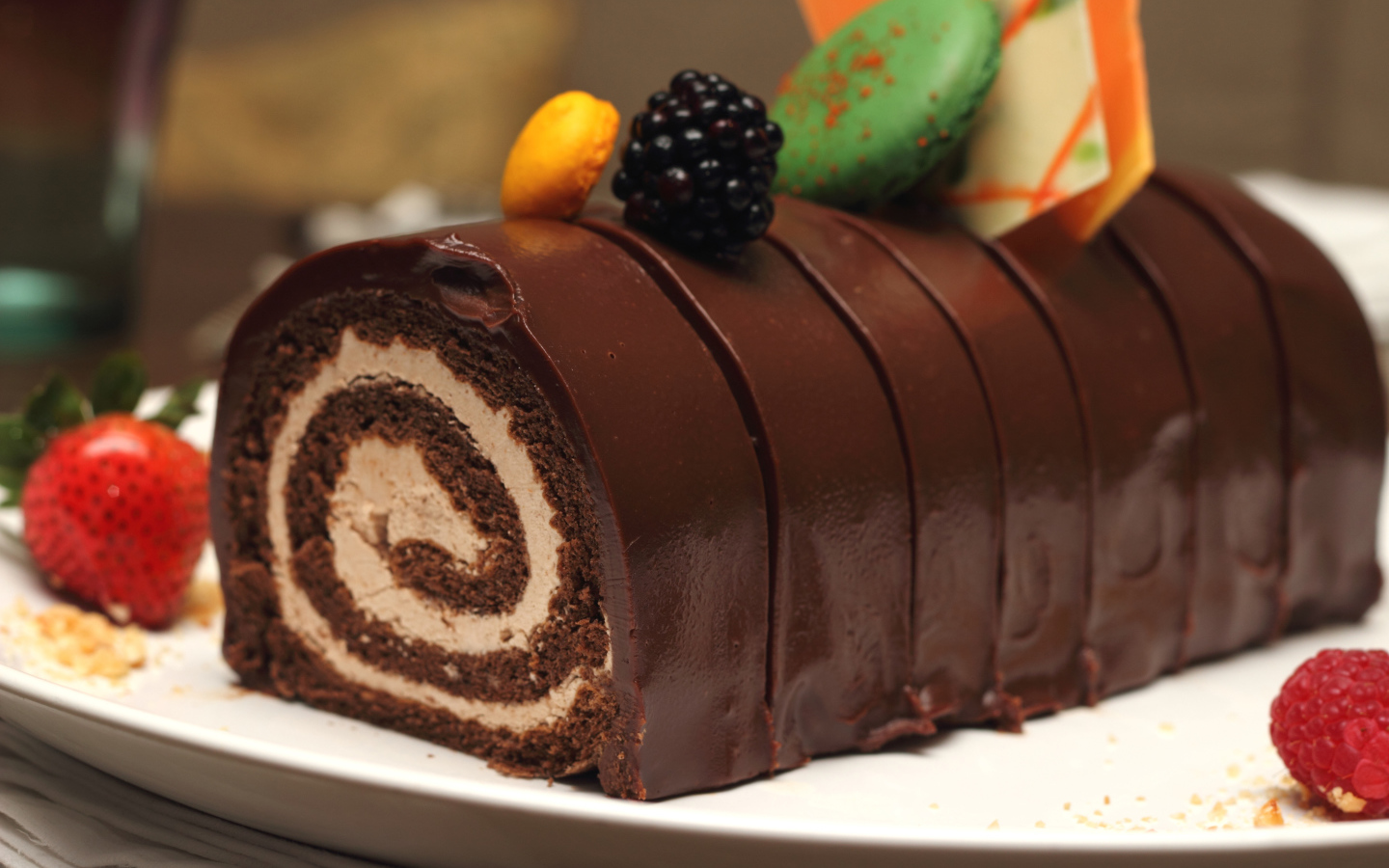 Рулет с кремом в шоколаде с ягодами 