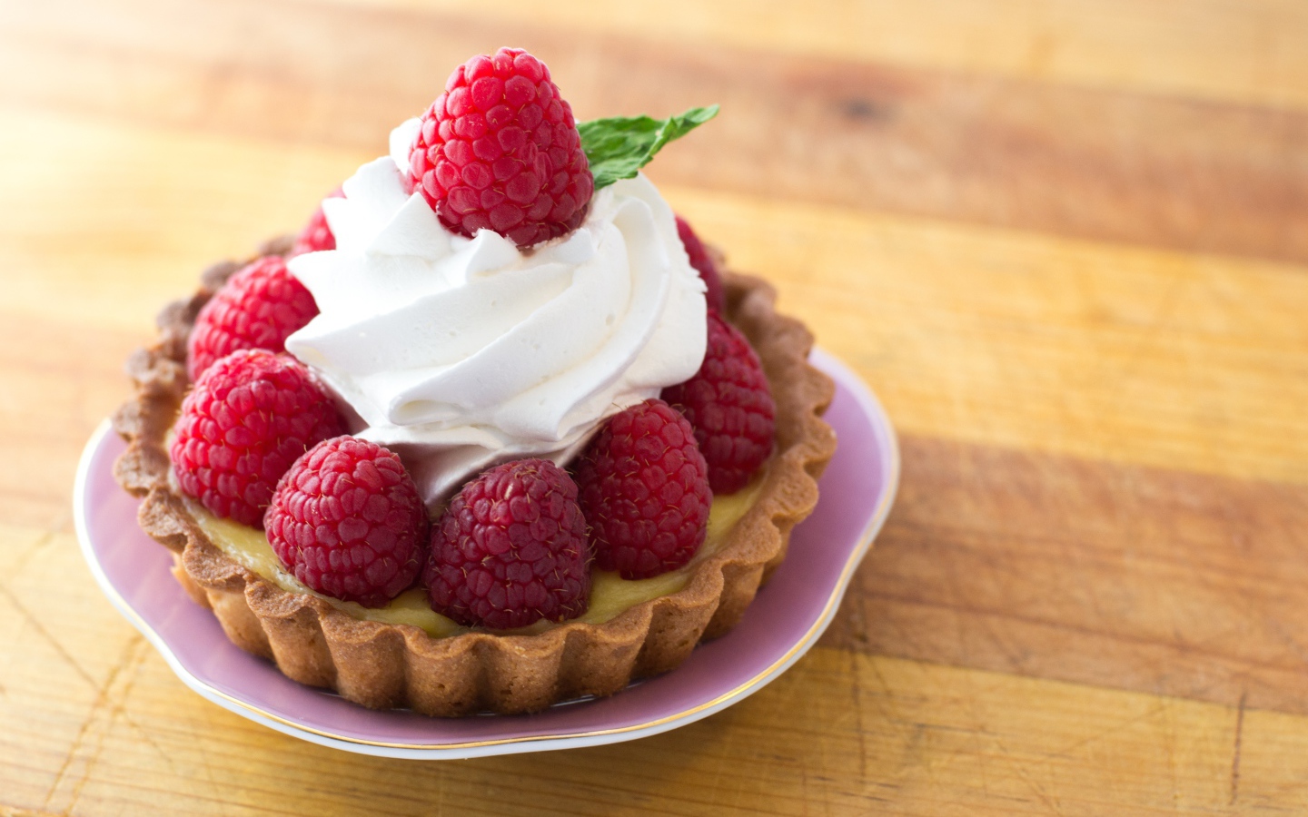 Тарт с кремом и свежей малиной 