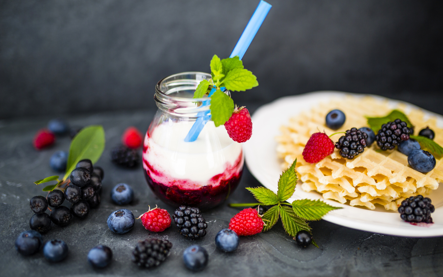 Тонкие хрустящие вафли на столе с ягодами и коктейлем