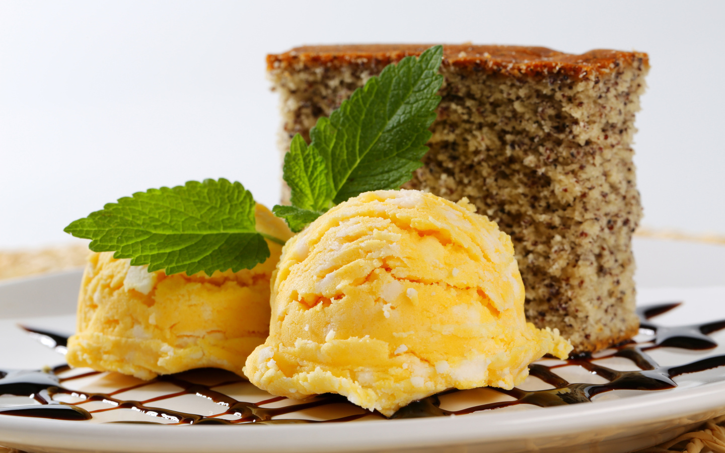 Два шарика фруктового мороженого с кусочком пирога