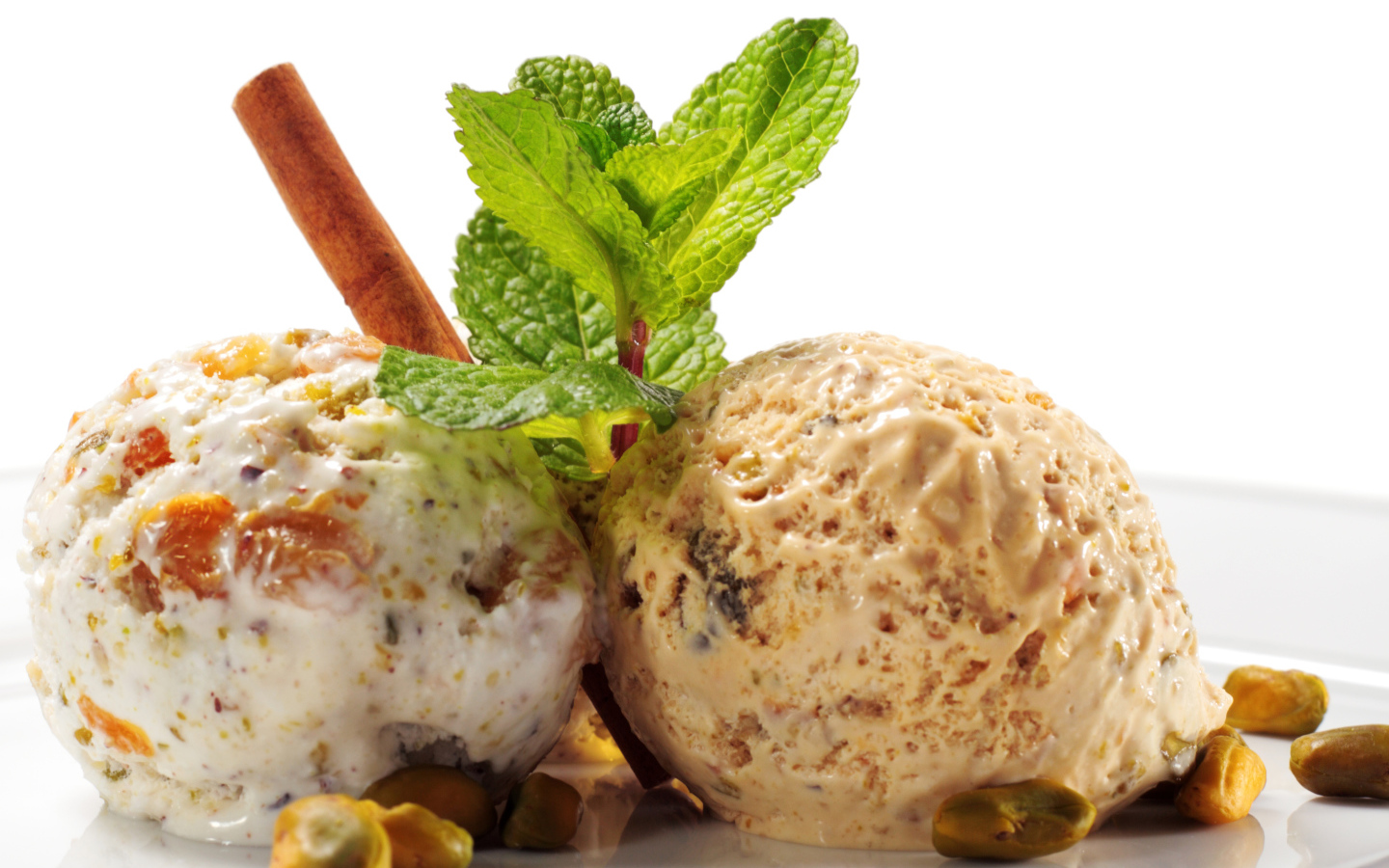 Два шарика мороженого с корицей и мятой