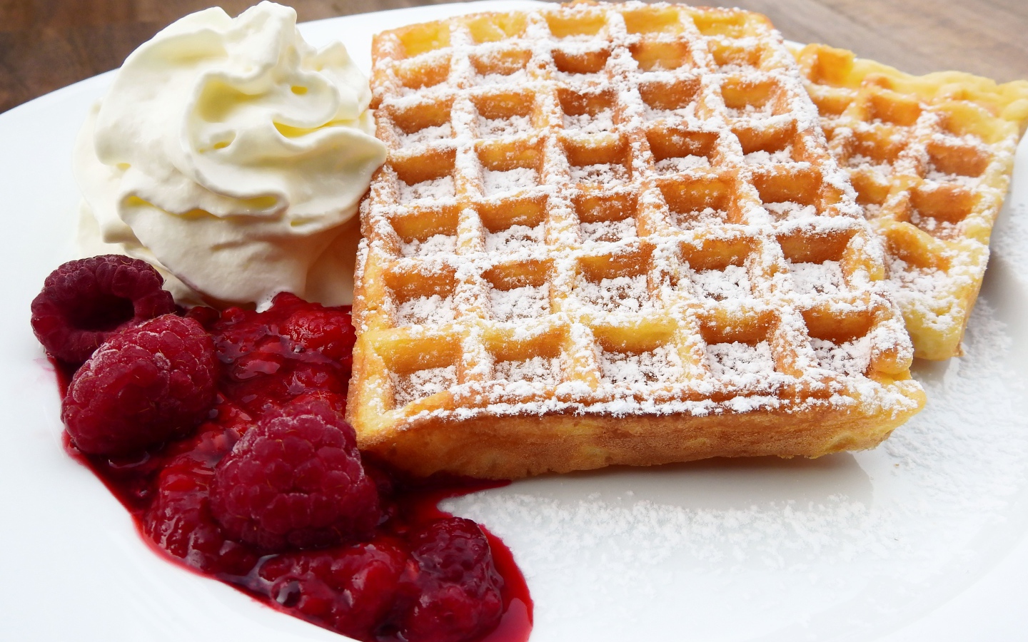 Вафли с малиновым джемом и сливками 