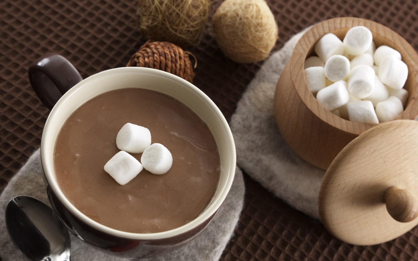 Чашка горячего шоколада с маршмеллоу 