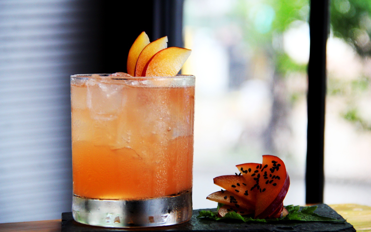 Коктейль с ромом, льдом, кусочками манго и мятой  в стакане