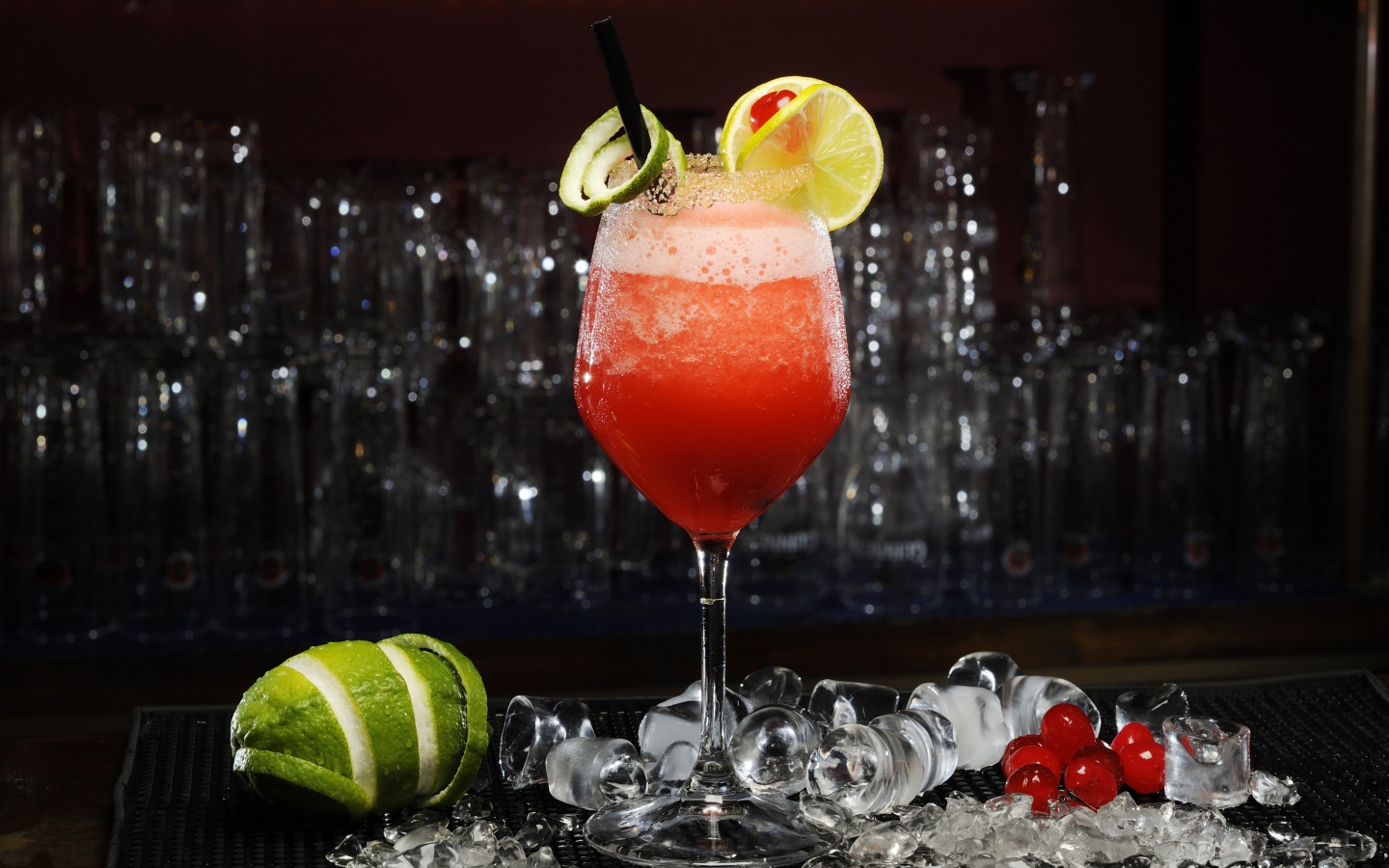 Коктейль Дайкири с лаймом, мятой и вишней