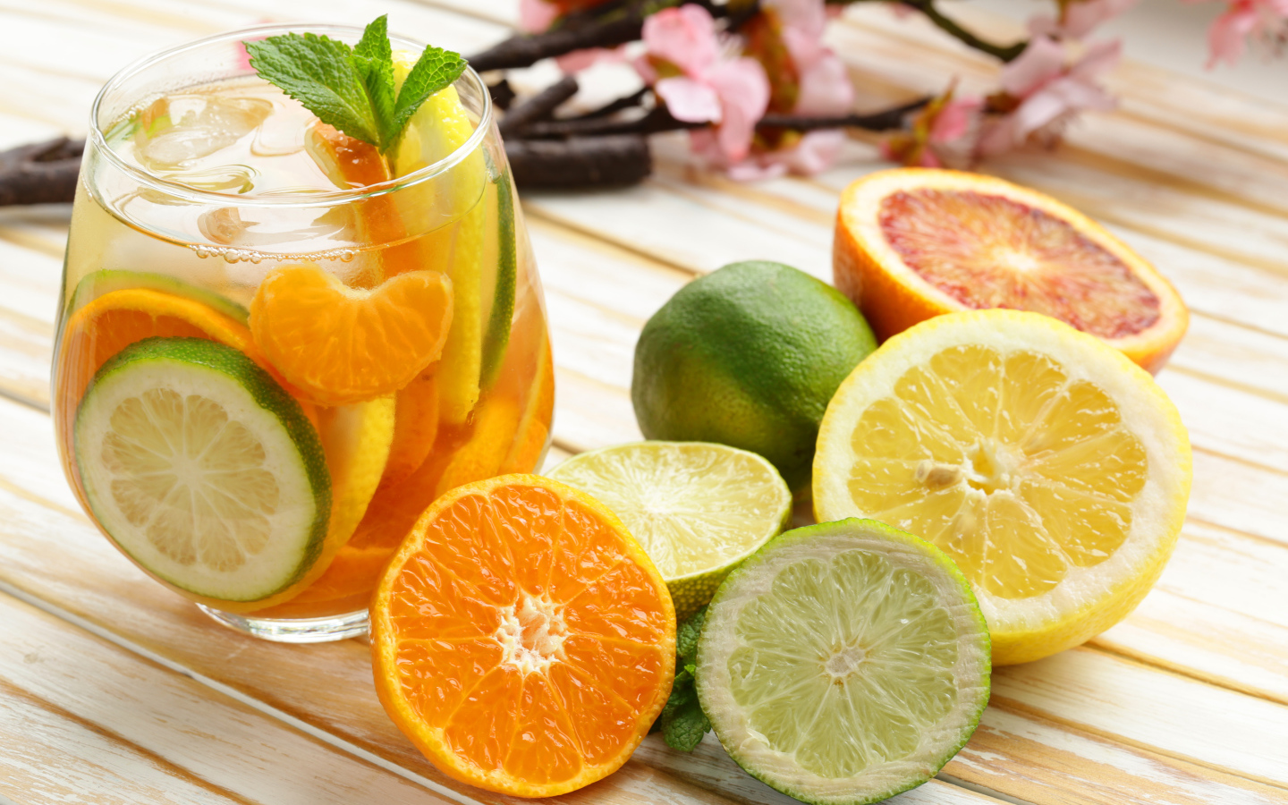 Освежающий цитрусовый напиток в стакане 