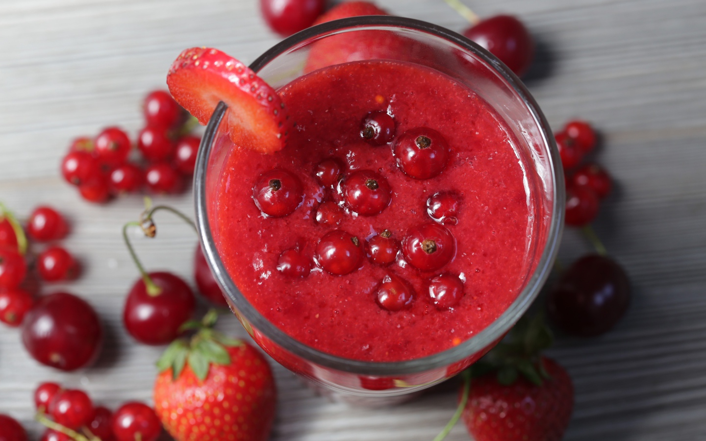 Смузи с ягодами смородины, вишней и клубникой