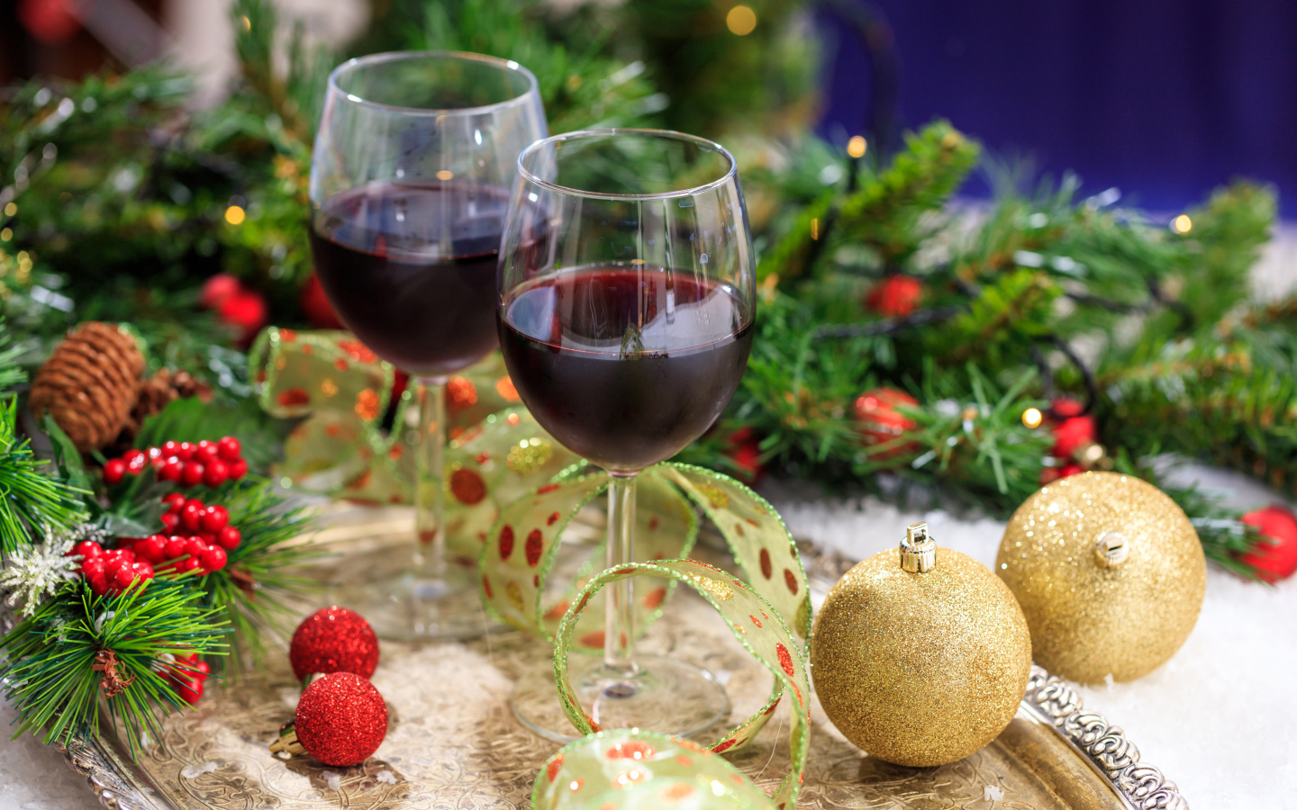 Два бокала красного вина на новогоднем столе
